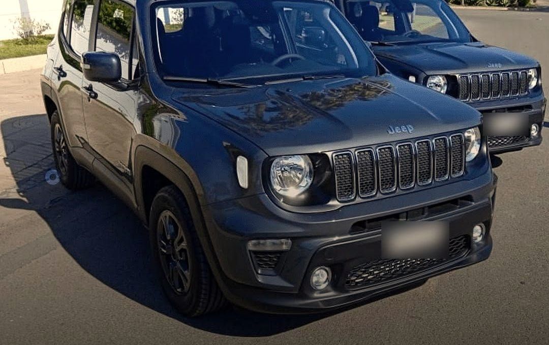 Jeep Renegade bleu nuit de l’agence