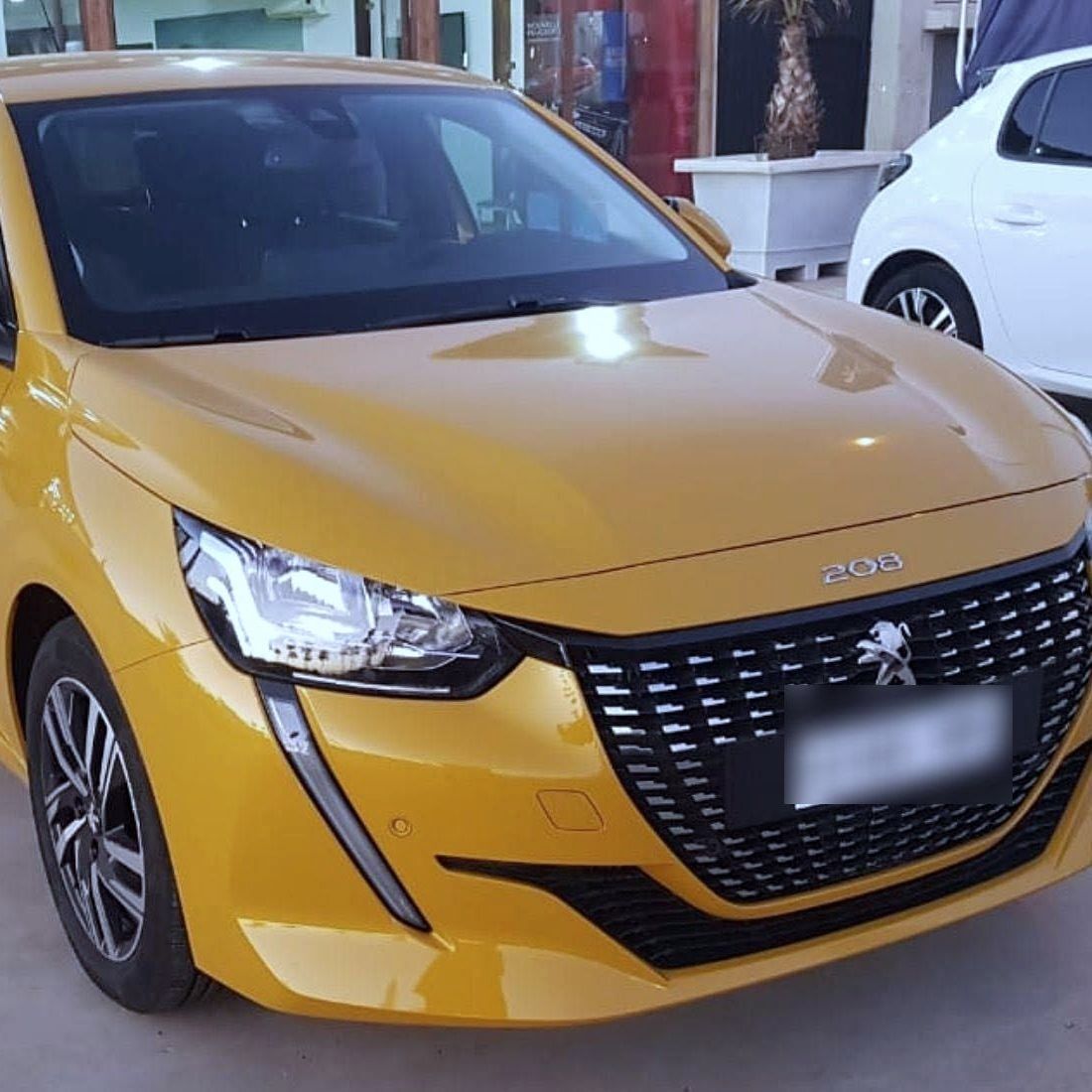 Peugeot 208 jaune de l’agence
